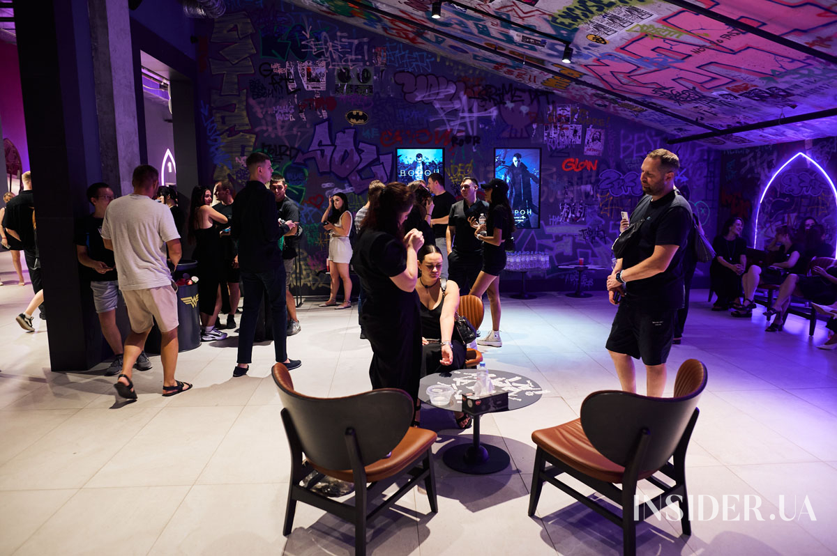 Анна Трінчер та інші зіркові гості на прем’єрі фільму «Ворон» у Києві