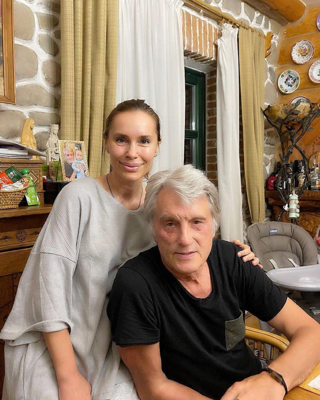 Виктор Ющенко с дочерью побывал в гостях у мастера инкрустрации по дереву