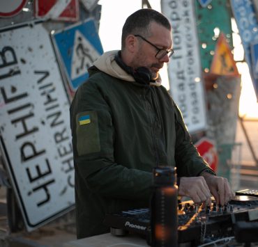 Манифест несокрушимости: военный DJ Tapolsky выступил на Burning Man – 2024