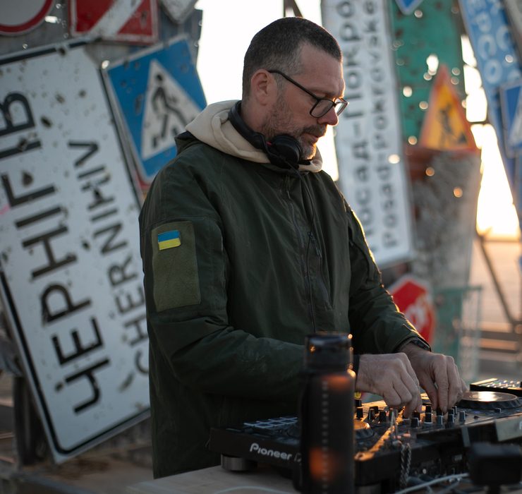 Манифест несокрушимости: военный DJ Tapolsky выступил на Burning Man – 2024