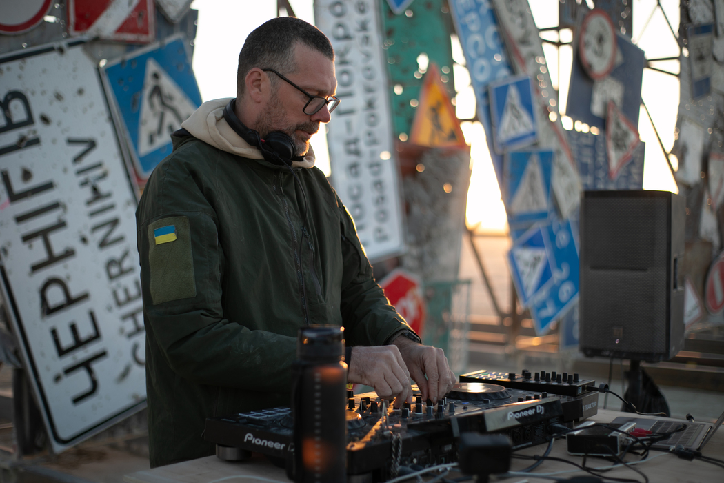 Манифест несокрушимости: военный DJ Tapolsky выступил на Burning Man – 2024