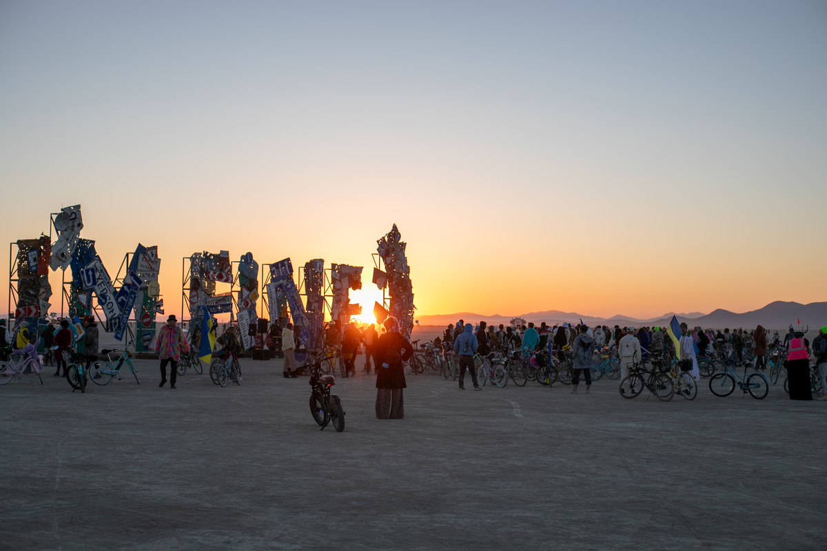 Манифест несокрушимости: военный DJ Tapolsky выступил на Burning Man – 2024