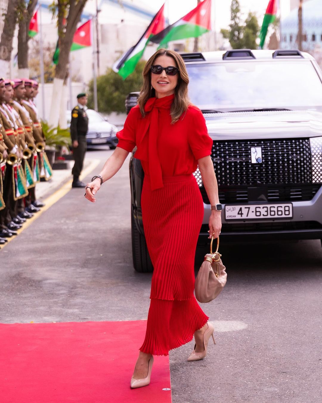 Lady in red: королева Ранія на відкритті сесії парламенту