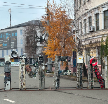 Інсталяція завдовжки 7 метрів I&#8217;m Fine з&#8217;явилася у столиці