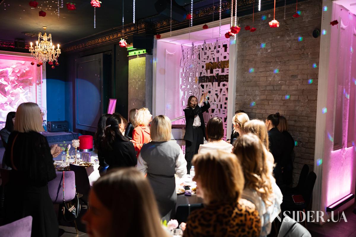 Оля Цибульська представила свою дебютну книжку