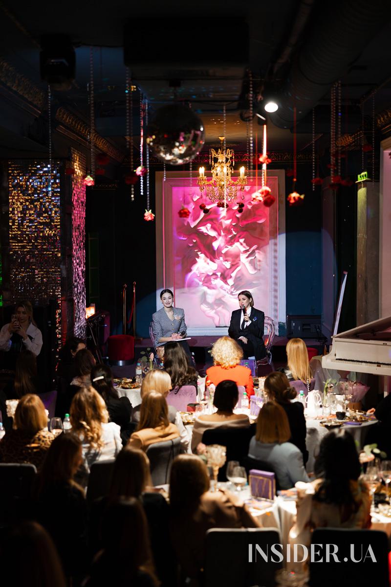 Оля Цибульська представила свою дебютну книжку