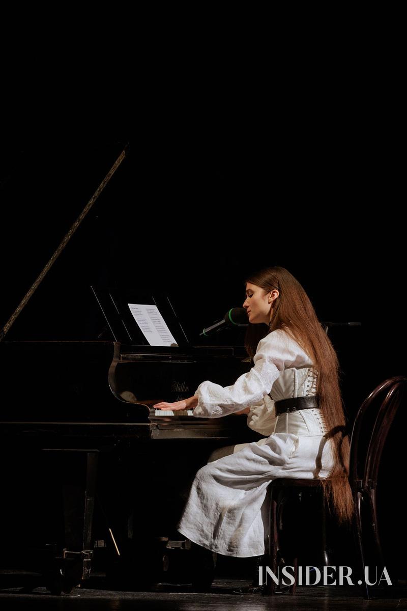 Monatik, Даша Астаф’єва та інші герої поетичної ночі від ELLE у театрі ім. Лесі Українки