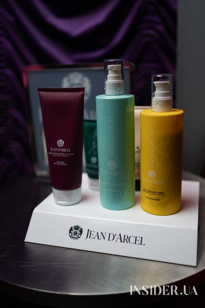 Оля Цибульська представила свою дебютну книжку