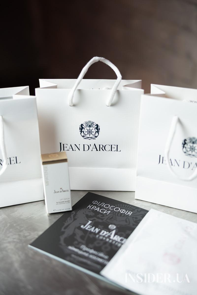 Оля Цибульська представила свою дебютну книжку