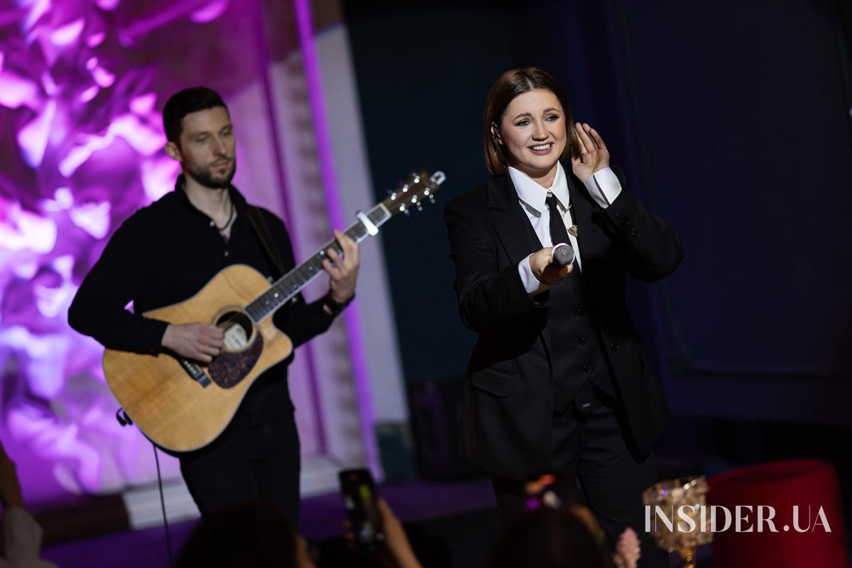 Оля Цибульська представила свою дебютну книжку