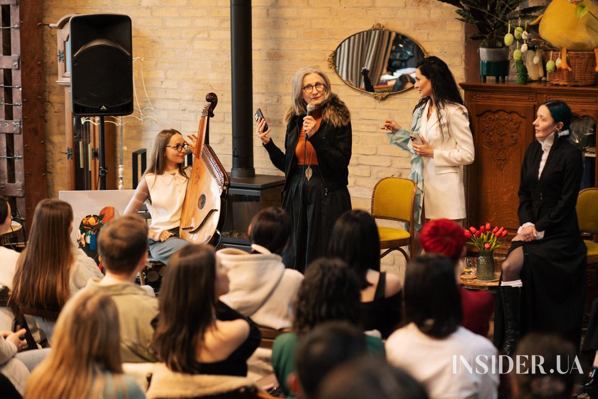 «Музи не мають мовчати»: поетичний вечір у книгарні ReadEat