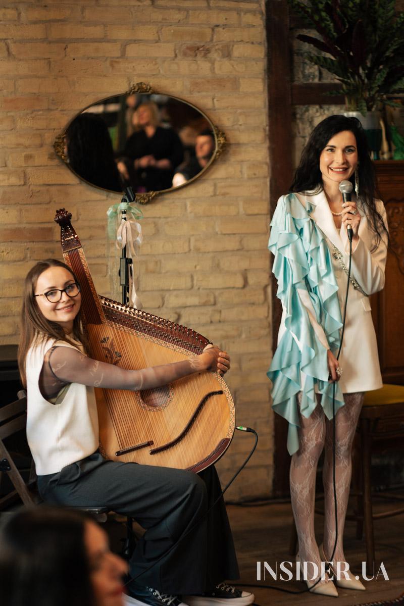 «Музи не мають мовчати»: поетичний вечір у книгарні ReadEat