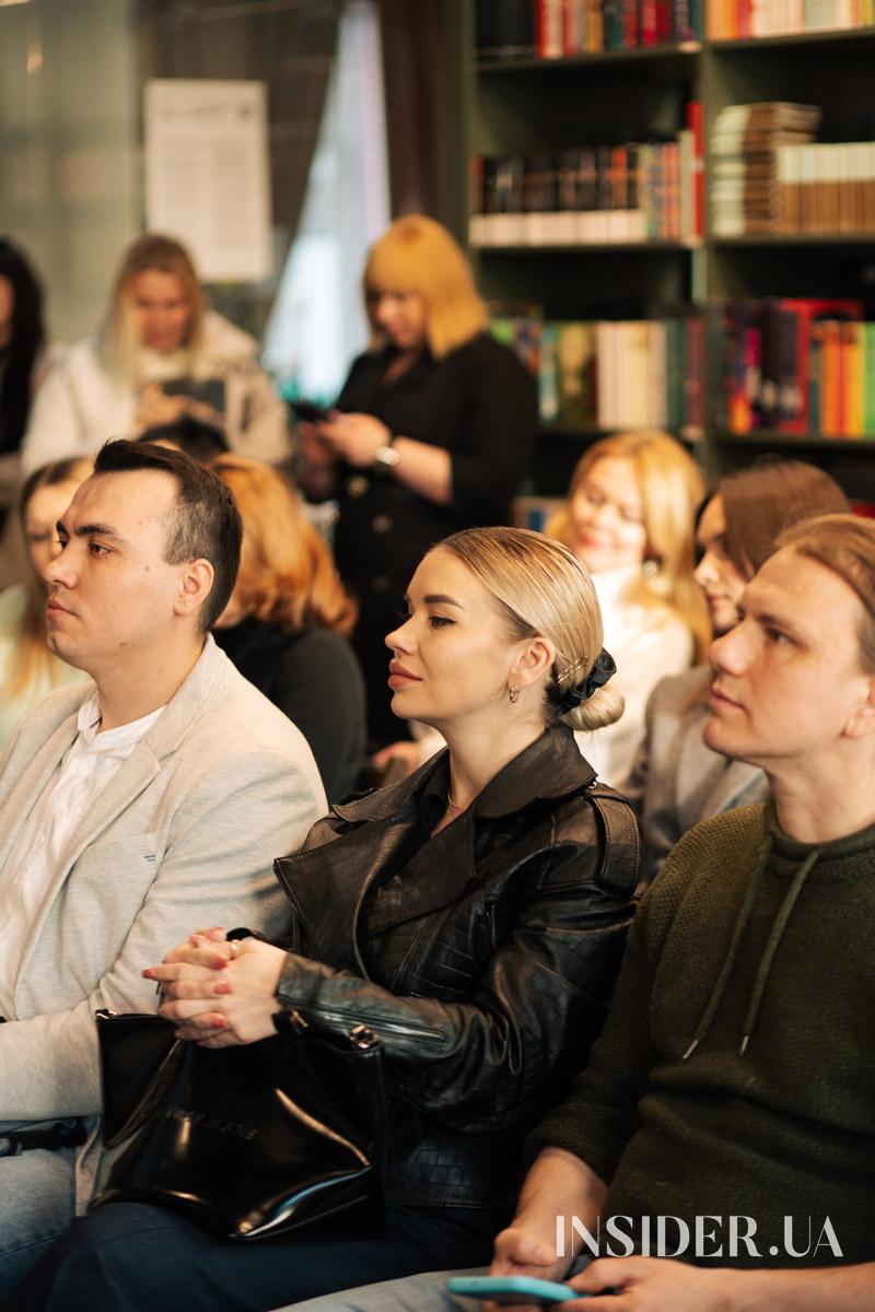 «Музи не мають мовчати»: поетичний вечір у книгарні ReadEat