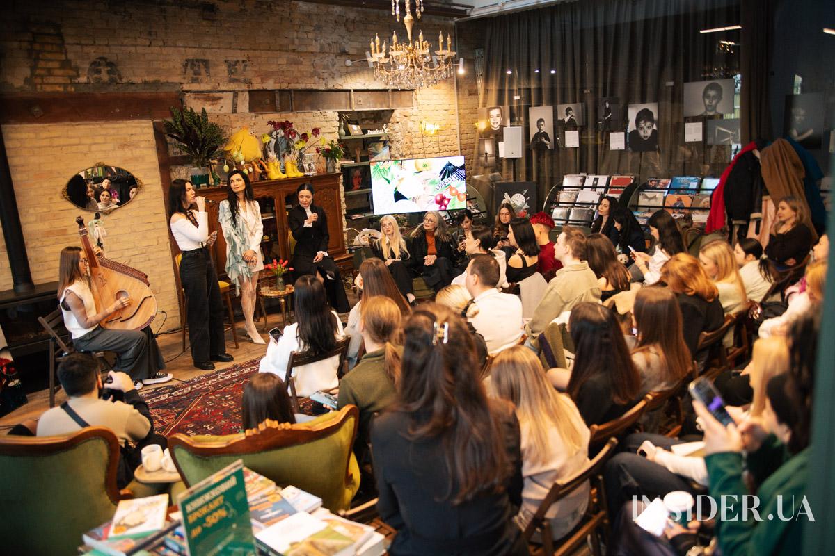 «Музи не мають мовчати»: поетичний вечір у книгарні ReadEat