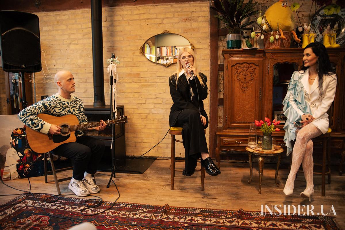 «Музи не мають мовчати»: поетичний вечір у книгарні ReadEat