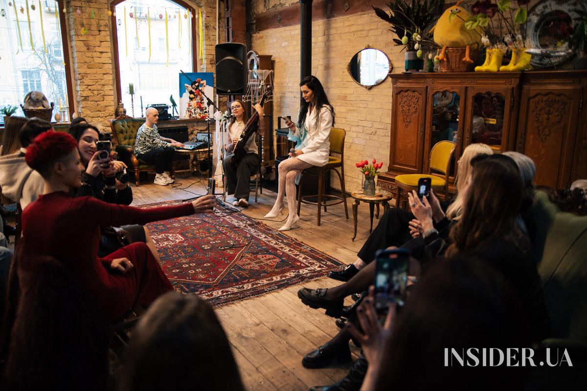 «Музи не мають мовчати»: поетичний вечір у книгарні ReadEat