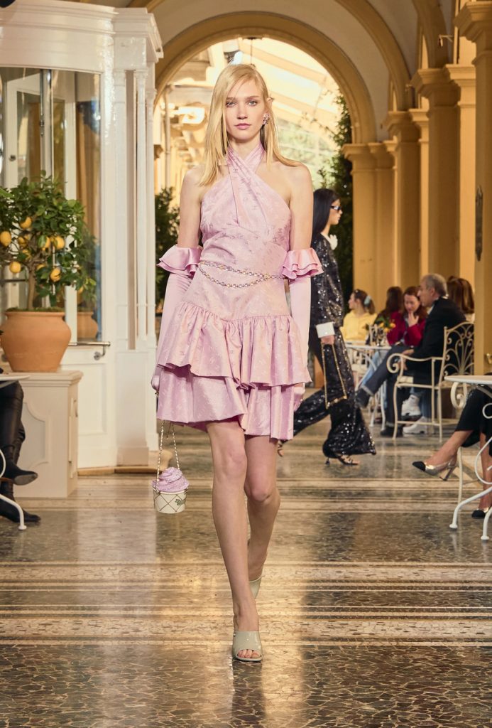 Кіра Найтлі, Маргарет Кволлі та інші зірки на показі Chanel в Італії