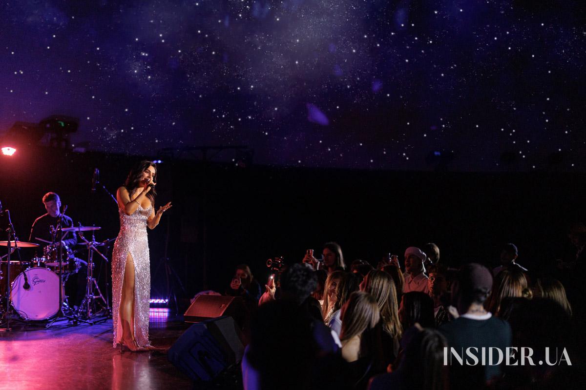 «Зірочка палай»: Анна Трінчер презентувала новий кліп у київському Планетарії