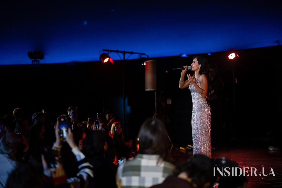 «Зірочка палай»: Анна Трінчер презентувала новий кліп у київському Планетарії