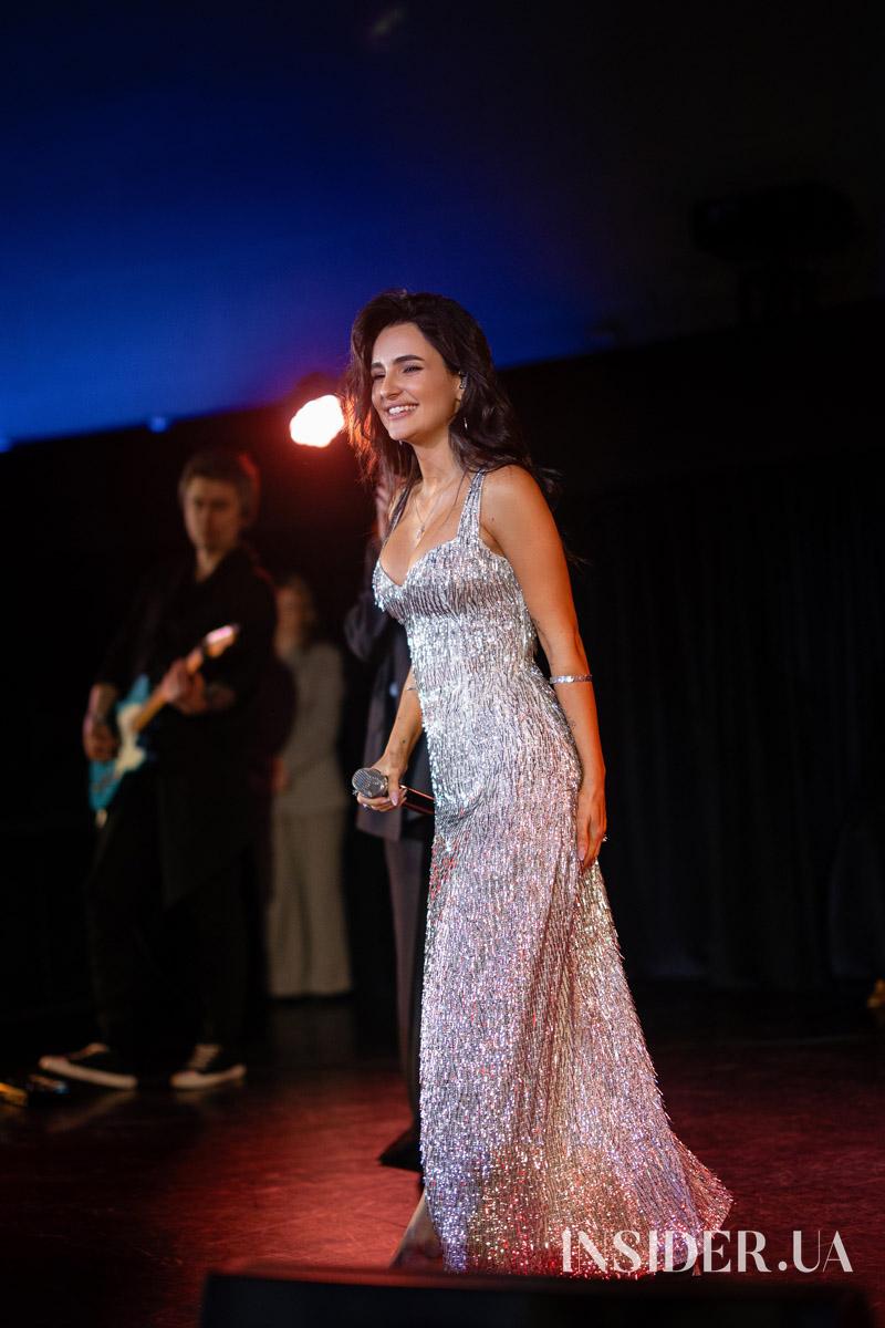 «Зірочка палай»: Анна Трінчер презентувала новий кліп у київському Планетарії