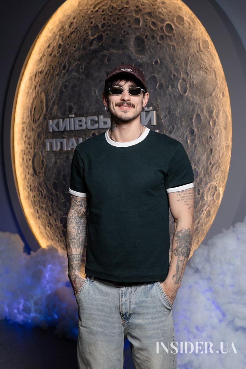 «Зірочка палай»: Анна Трінчер презентувала новий кліп у київському Планетарії