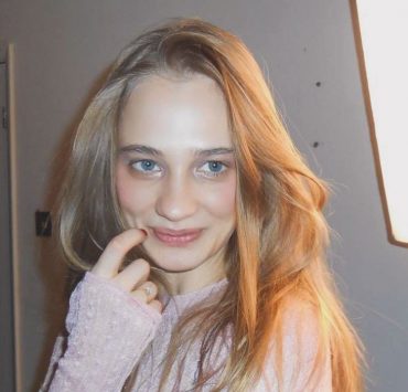 Украинская актриса Карина Химчук появилась в Каннах в платье Frolov