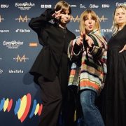 Носії: кохана Ілона Маска Граймс в пуховику IENKI IENK