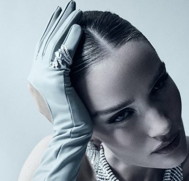Носії: Роузі Гантінгтон-Вайтлі в образі Ciselés на обкладинці Harper&#8217;s Bazaar