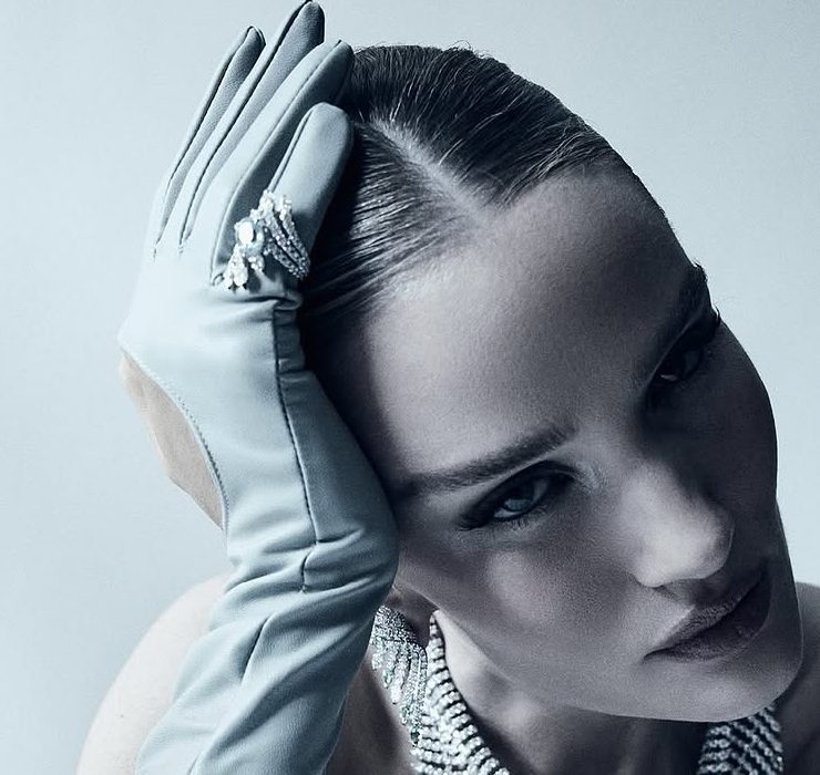 Носії: Роузі Гантінгтон-Вайтлі в образі Ciselés на обкладинці Harper&#8217;s Bazaar