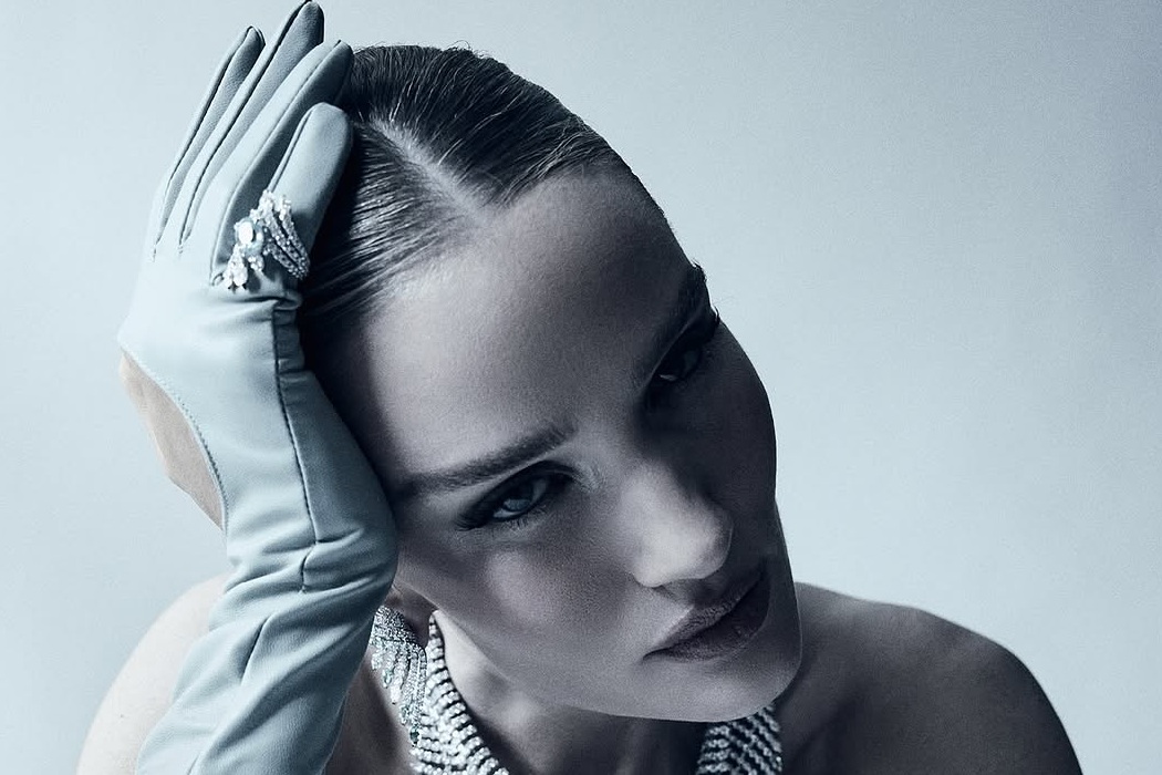 Носії: Роузі Гантінгтон-Вайтлі в образі Ciselés на обкладинці Harper’s Bazaar