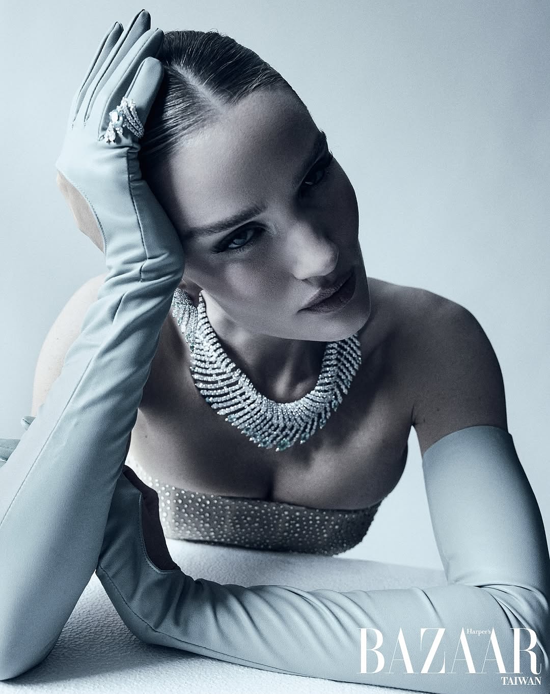 Носії: Роузі Гантінгтон-Вайтлі в образі Ciselés на обкладинці Harper&#8217;s Bazaar