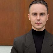 Носії: Роузі Гантінгтон-Вайтлі в образі Ciselés на обкладинці Harper&#8217;s Bazaar