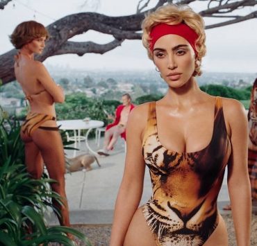 Гламурные дивы: Ким Кардашьян с мамой снялись в кампейне Skims x Roberto Cavalli