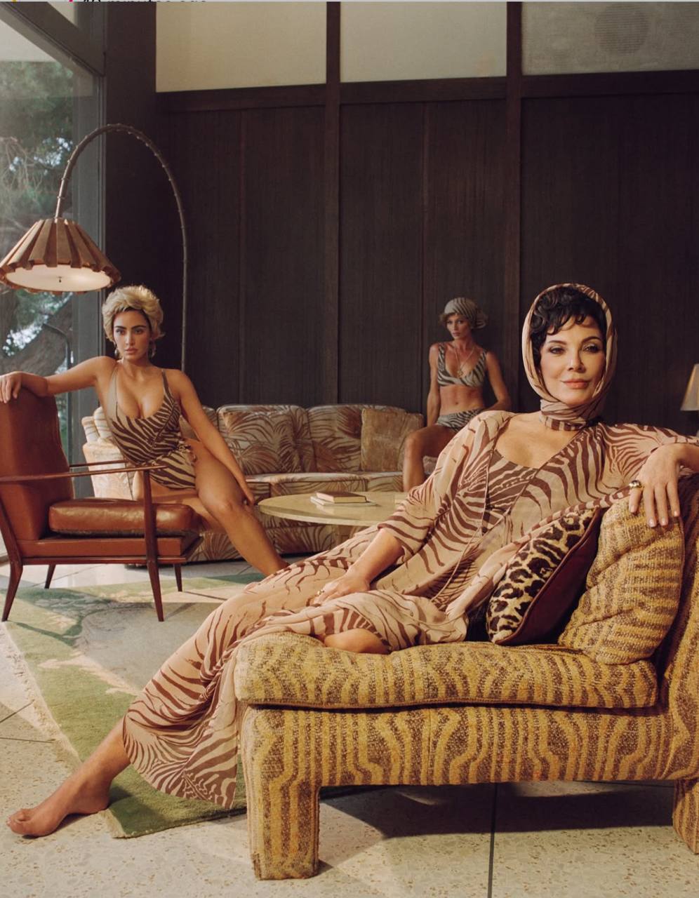 Гламурные дивы: Ким Кардашьян с мамой снялись в кампейне Skims x Roberto Cavalli