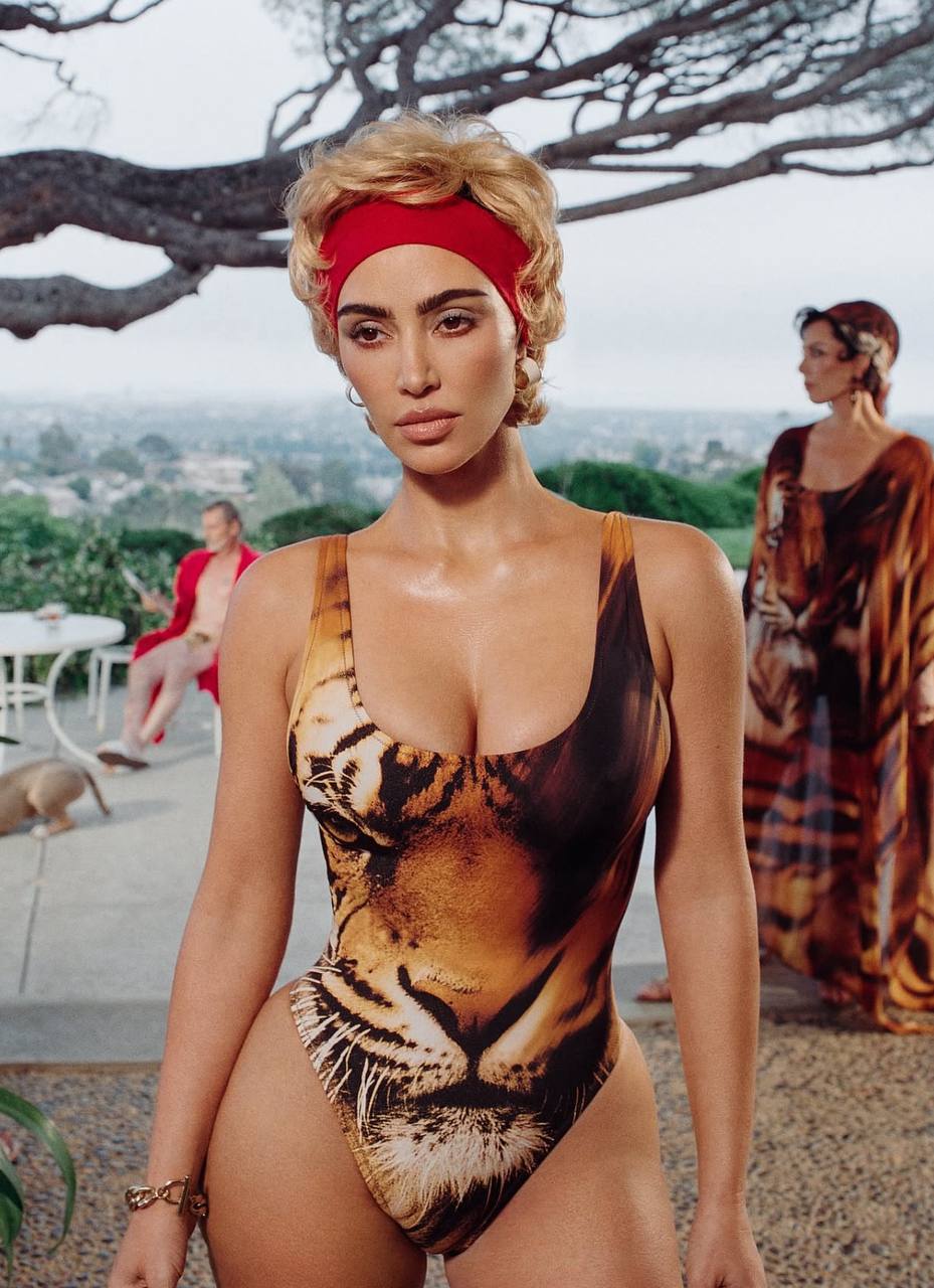Гламурные дивы: Ким Кардашьян с мамой снялись в кампейне Skims x Roberto Cavalli
