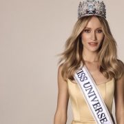 Носители: Алессандра Амбросио «выгуляла» сумку и шляпу Ruslan Baginskiy