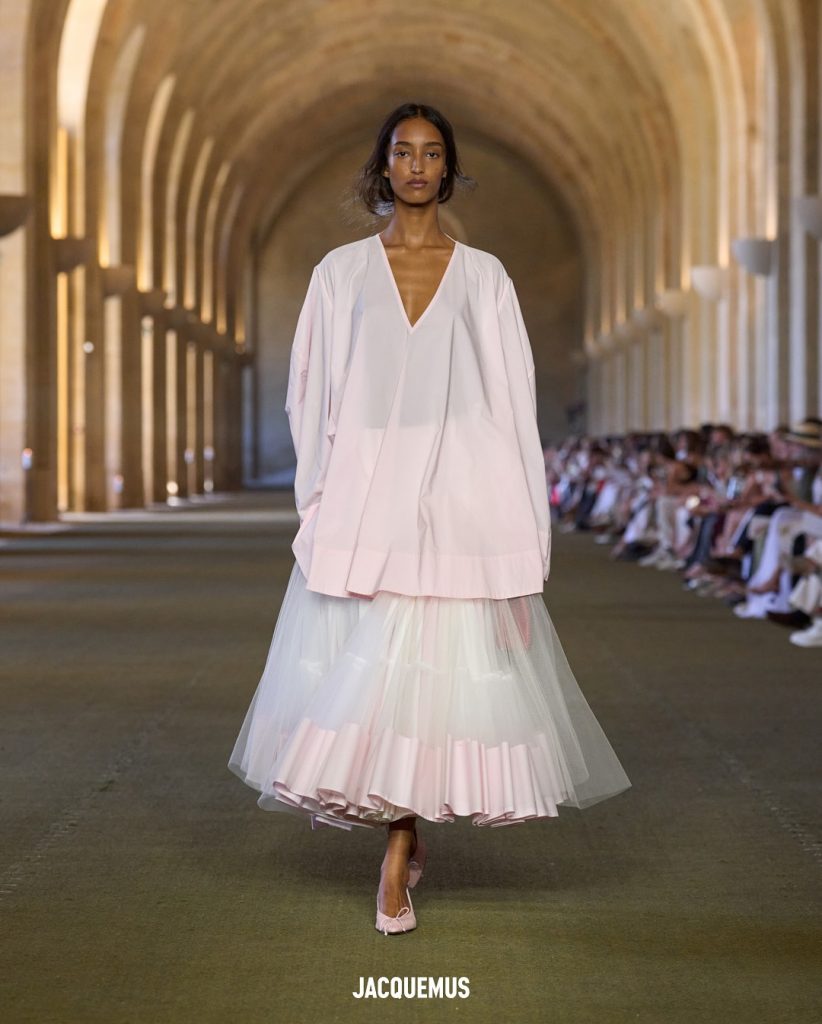 Летиція Каста, Тіна Кунакі та інші селебриті на показі Jacquemus SS&#8217;26