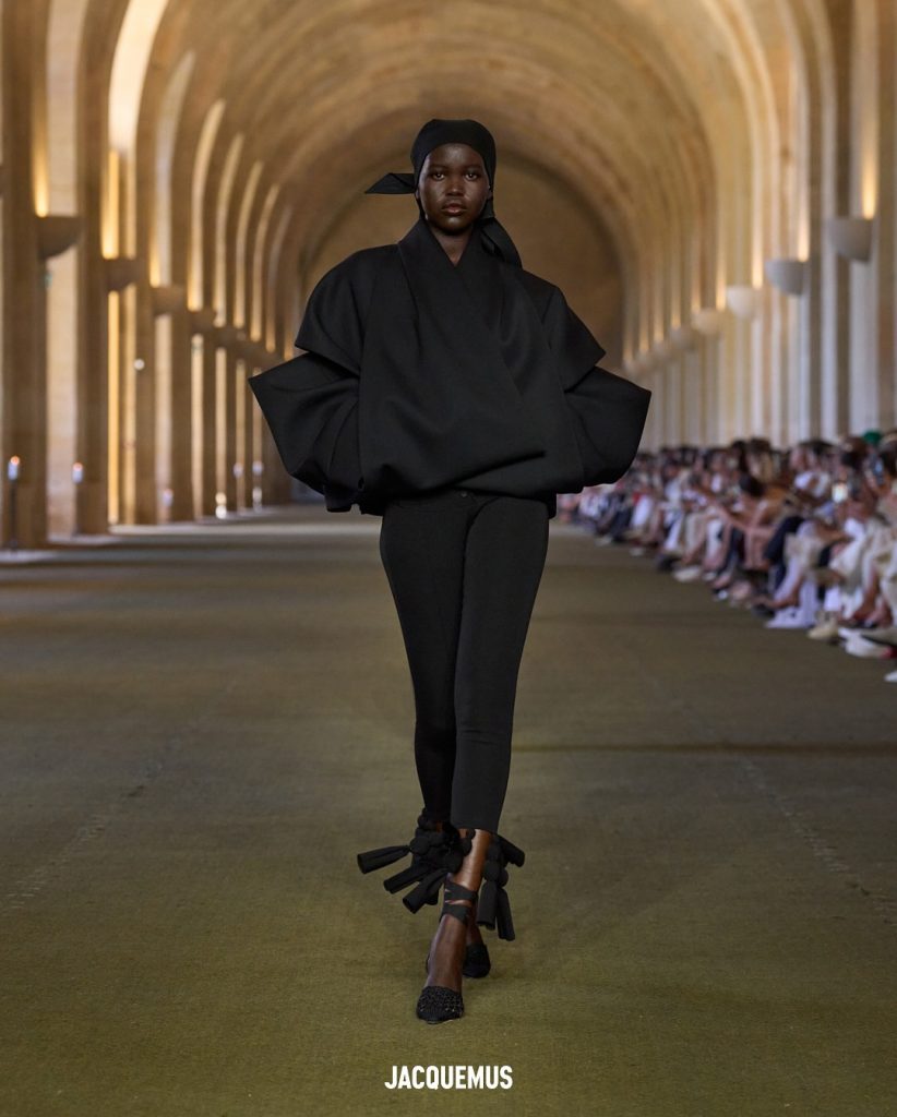 Летиція Каста, Тіна Кунакі та інші селебриті на показі Jacquemus SS&#8217;26