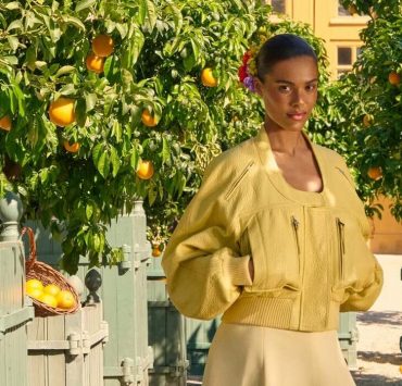 Летиция Каста, Тина Кунаки и другие селебрити на показе Jacquemus SS&#8217;26