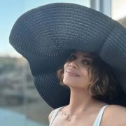 Дженна Ортега и Кэтрин Зета-Джонс на премьере второго сезона «Уэнсдей»