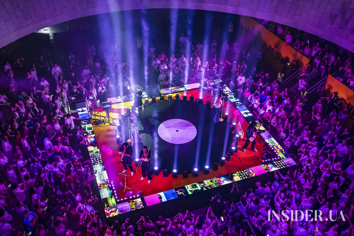 Ефектне шоу та зіркові гості: MONATIK дав яскравий концерт в Українському Домі