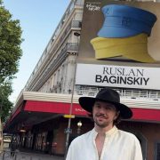 Помічено: одразу три капелюхи Baginskiy «засвітилися» у новому сезоні «Емілі в Парижі»