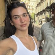 Жаркий vibe: Дуа Липа отдыхает в Албании