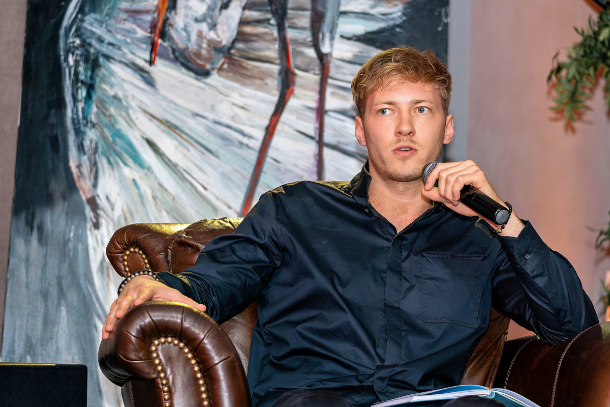 «Читай серцем»: благодійний поетичний вечір на підтримку артилерійської розвідки