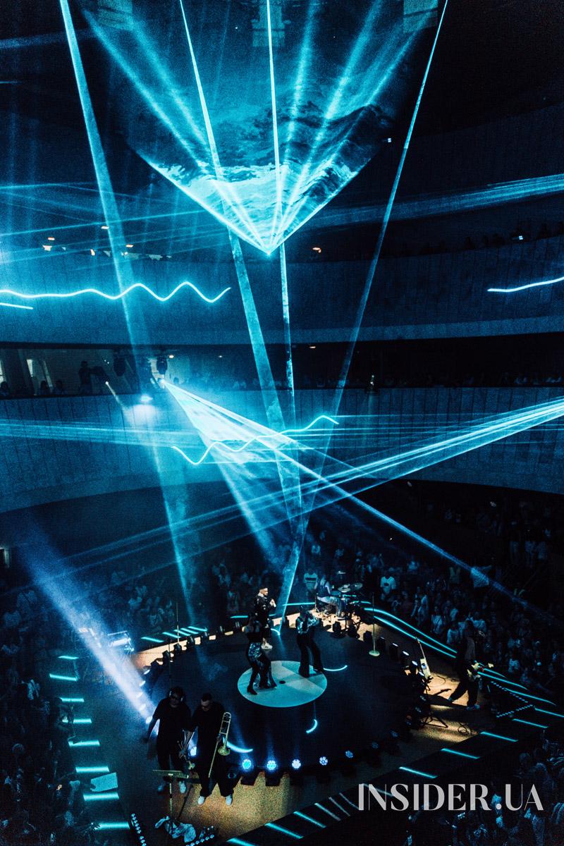 Ефектне шоу та зіркові гості: MONATIK дав яскравий концерт в Українському Домі