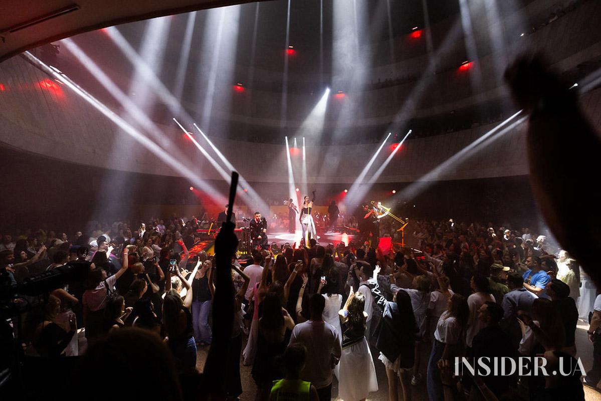 Ефектне шоу та зіркові гості: MONATIK дав яскравий концерт в Українському Домі