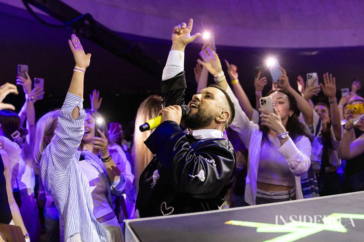 Ефектне шоу та зіркові гості: MONATIK дав яскравий концерт в Українському Домі