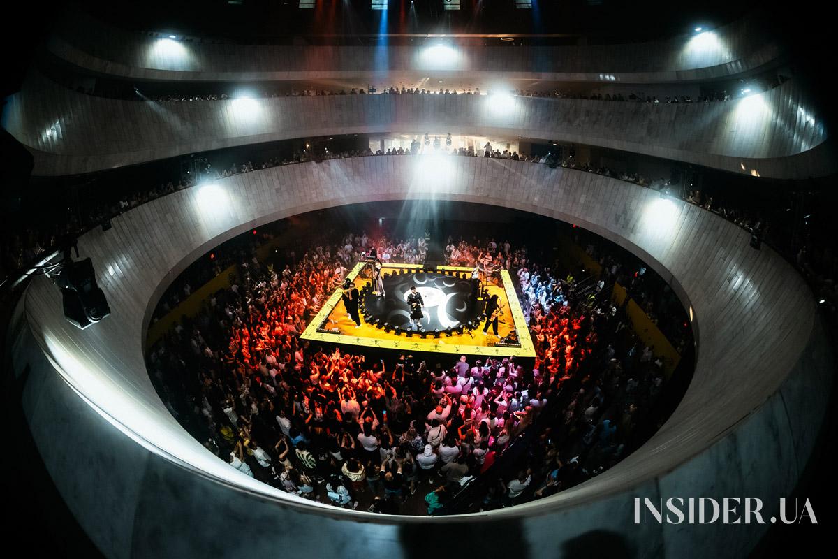 Ефектне шоу та зіркові гості: MONATIK дав яскравий концерт в Українському Домі