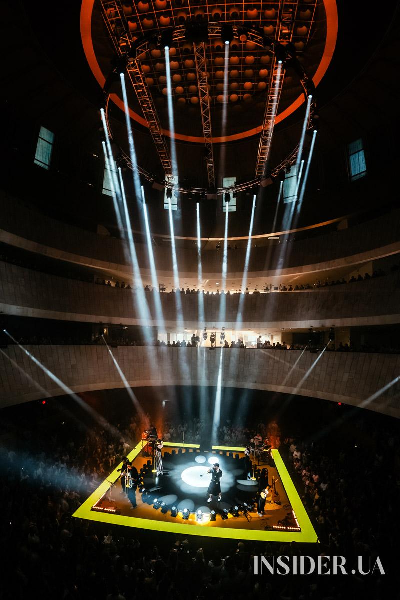 Ефектне шоу та зіркові гості: MONATIK дав яскравий концерт в Українському Домі