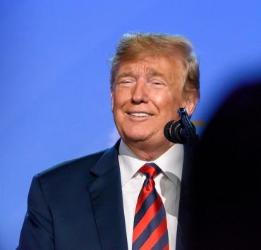 «Ти красива»: Дональд Трамп фліртував з журналісткою прямо на пресконференції